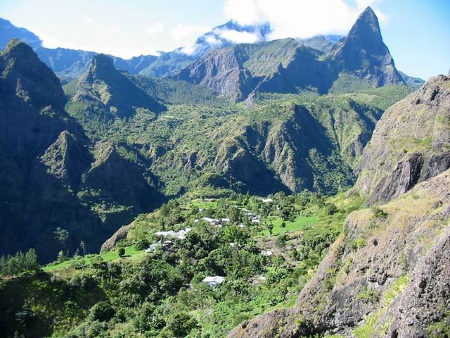 Les Lataniers et le Piton Calumets