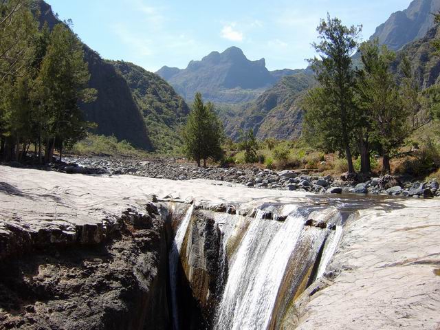 Magnifique vue sur le Cirque et la Cascade de Trois Roches depuis l'aire de repos