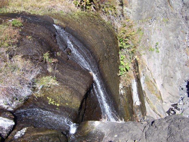 Des petites ravines finissent leur course par de fines cascades