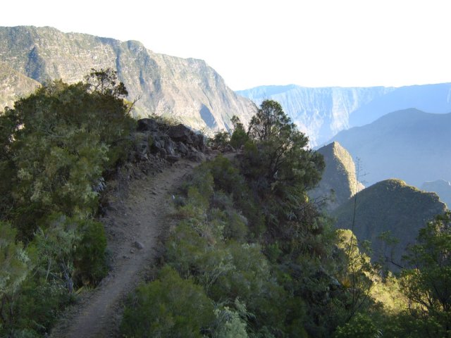 Le sentier sur une crête étroite s'apprête à plonger