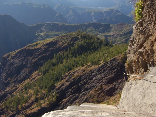 Tenir le câble et marcher contre la falaise en cas de vertige