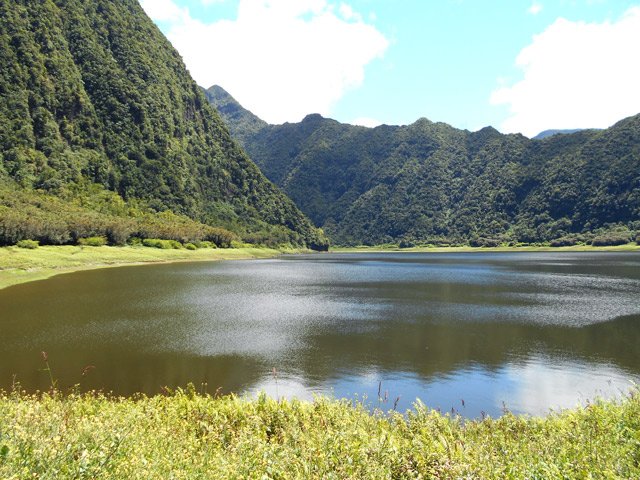 Vue de l'étang depuis la langue de terre avançant dans les eaux