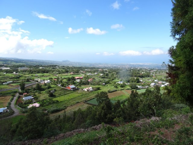 Au loin, le Piton de Mont Vert et Saint-Pierre