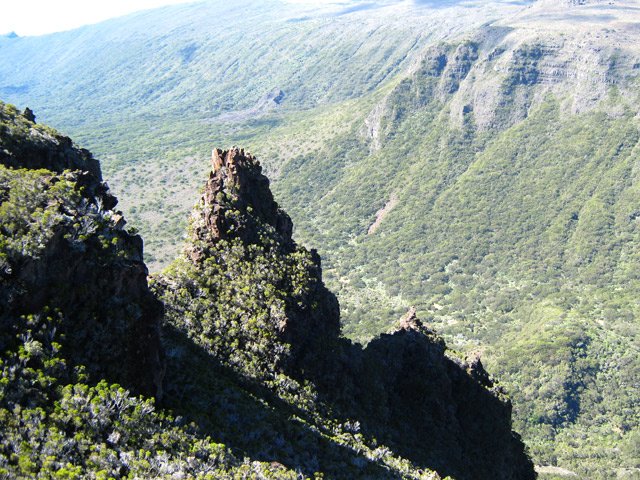 Vestiges plus durs à l'érosion dominant le Fond de la Rivière de l'Est