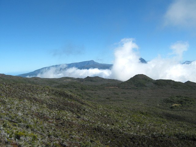 Le Grand Bénare vu du sentier avant d'arriver à la piste du Piton de l'Eau