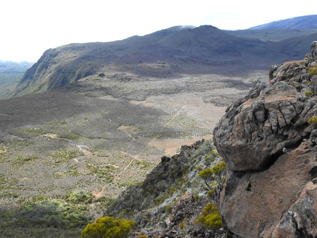 Le GRR2 qui va vers le Plateau des Basaltes d'un côté et vers le Piton Haüy de l'autre