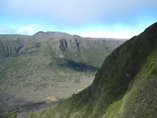 Le Piton Haüy depuis le sentier le long du rempart de la Rivière de l'Est