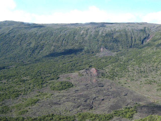 Les bâtiments du Gîte du Volcan, la Rampe Liot et le Piton Rouge
