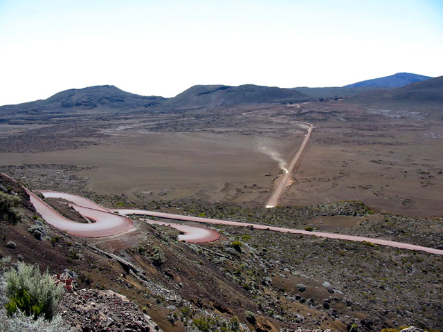 La Plaine des Sables, le Piton Haüy, de Demi-Piton et la Fournaise depuis le Pas des Sables