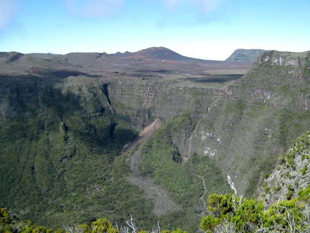 L'impressionnant Rempart des Basaltes. Le Chisny et la Morne Langevin à l'horizon
