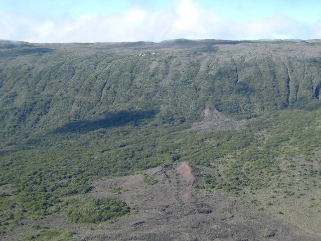 Le Piton Rouge et le gîte du Volcan