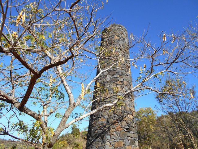 Passage obligatoire près de ce pylône en pierre encore debout