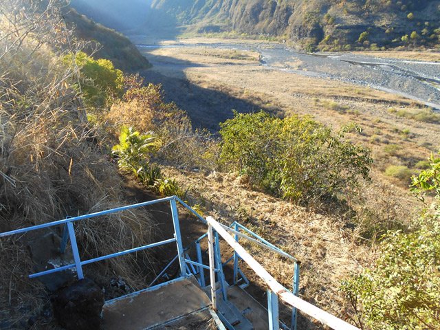 Court arrêt à l'oratoire qu'on atteint par des escaliers