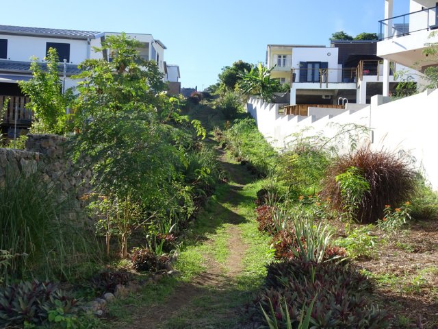Très vite, le sentier paysager passe entre les habitations