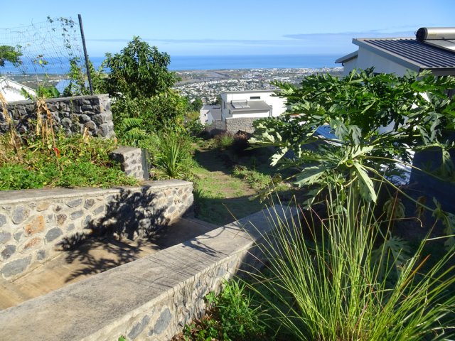 Nombreuses portions avec marches et béton