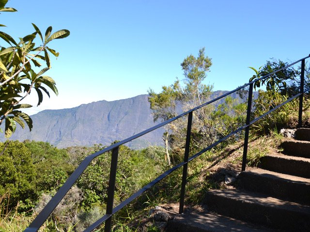 L'&accès au sommet est très facile par des escaliers bétonnés