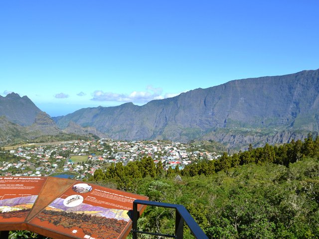Une table d'orientation permet de se situer dans le cirque de Cilaos
