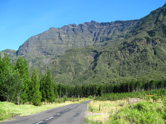A droite, la pancarte du départ vers le Kerveguen, en face du parking