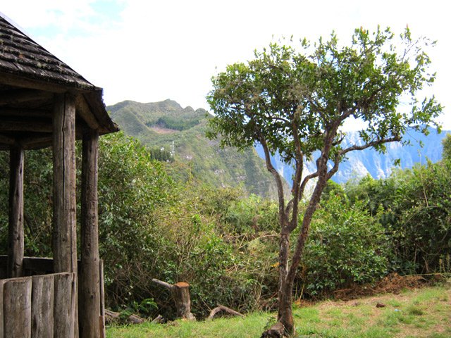 Le kiosque du Piton Cabris avec vue sur la Fenêtre des Makes