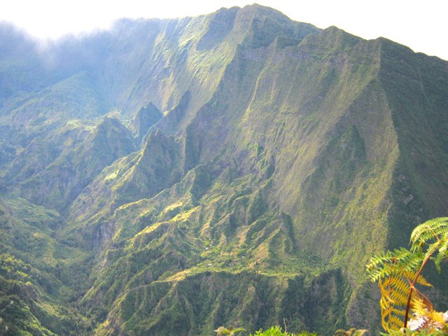On surplombe encore l'Îlet Haute au pied du rempart du Dimitile