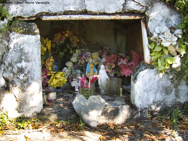 L'oratoire en bord de sentier qui marque le début de la descente