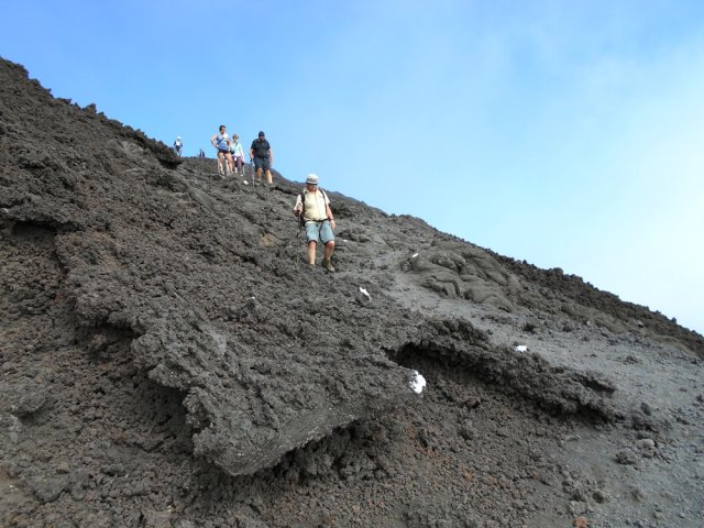 Une descente précède la dernière montée au point de vue