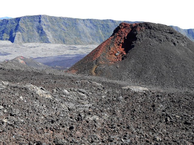Le cratère Julien, à quelques dizaines de mètres du sentier