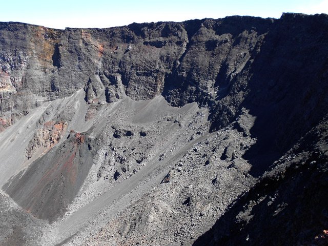 Jour après jour, les petits éboulis comblent le fond du cratère