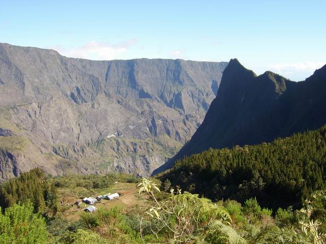 L'Ilet Cimendal depuis le Chemin Charette qui traverse la forêt. A droite, le Calumet