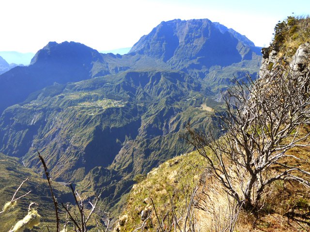C'est un des plus beaux sentiers pour admirer Mafate. La Nouvelle