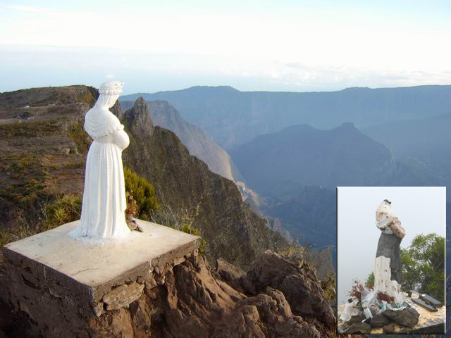La Vierge veillant sur le Cirque de Mafate, érigée sur le sentier du Grand Bord