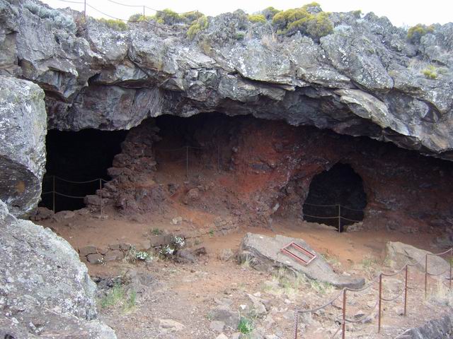 Les ouvertures de la Glacière où l'on stockait la glace
