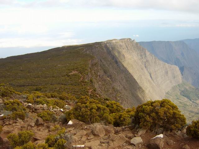 La montée devient plus forte. La Maïdo lorsqu'on se retourne
