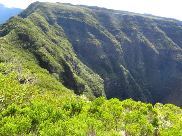 A droite, la vallée du Bras des Roches Noires