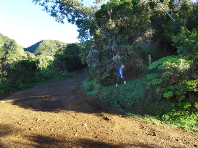 La suite du sentier est facile à deviner à la traversée des pistes
