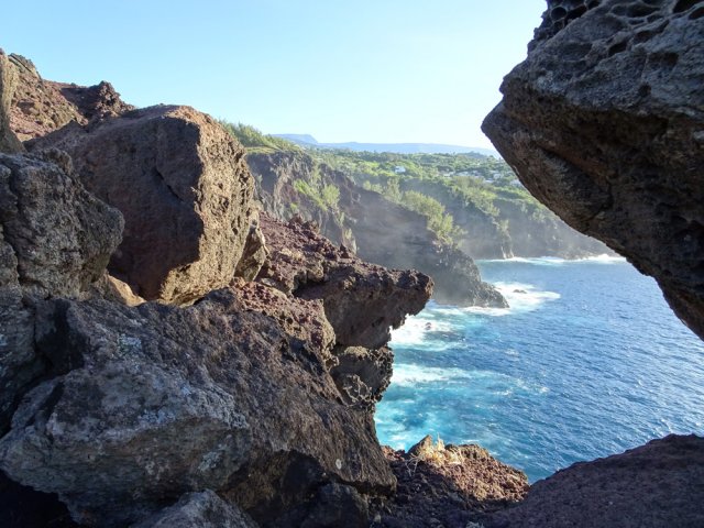 Vue sur les falaises et le cratère depuis le rocher dominant la mer