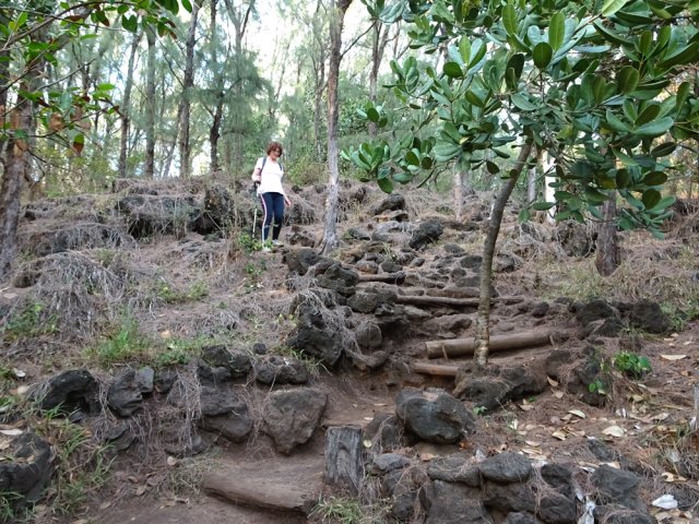 Nombreux lacets bordés de roches