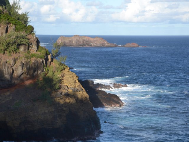 Point de vue sur les falaises jaunes et la petite île