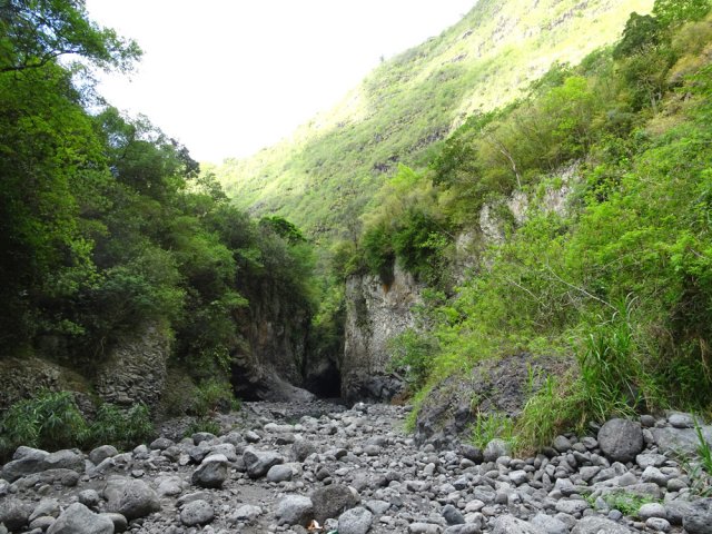 Le lit de la rivière s'élargit parfois avant de se resserrer très vite