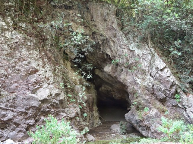 La caverne des Hirondelles près du début du sentier de l'Ilet Tata