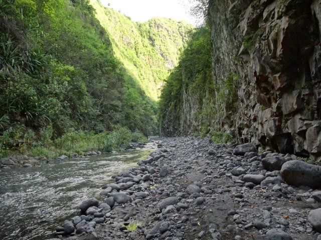 Départ à l'ombre vers les véritables gorges