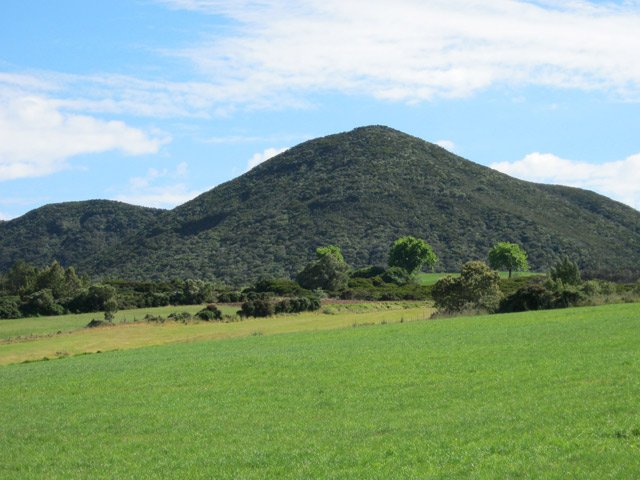 Le Piton Rouge, au loin, derrière les prairies