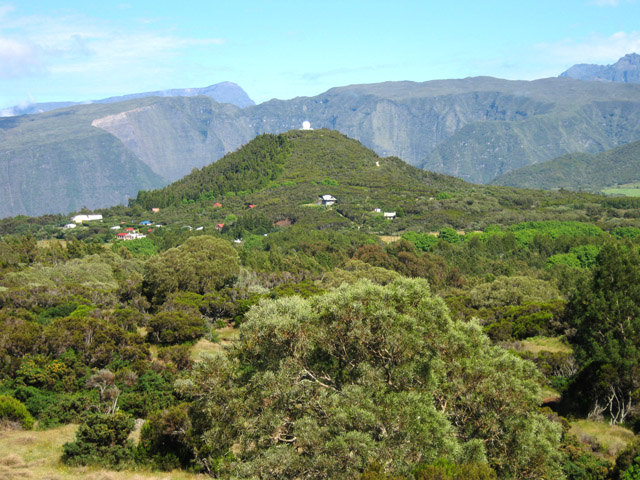 Bois Court et le Bénare cachés par les petits pitons qui entourent le village