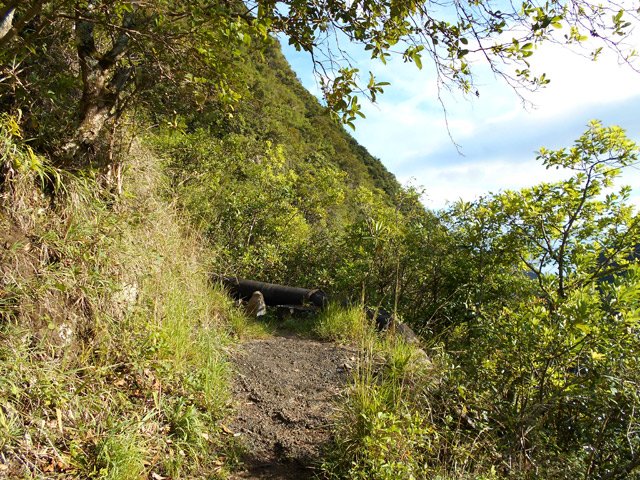La canalisation plonge parfois dans le vide pour gagner en longueur