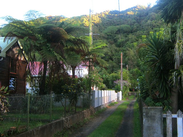 La Ruelle des Cyprès qui longe l'église