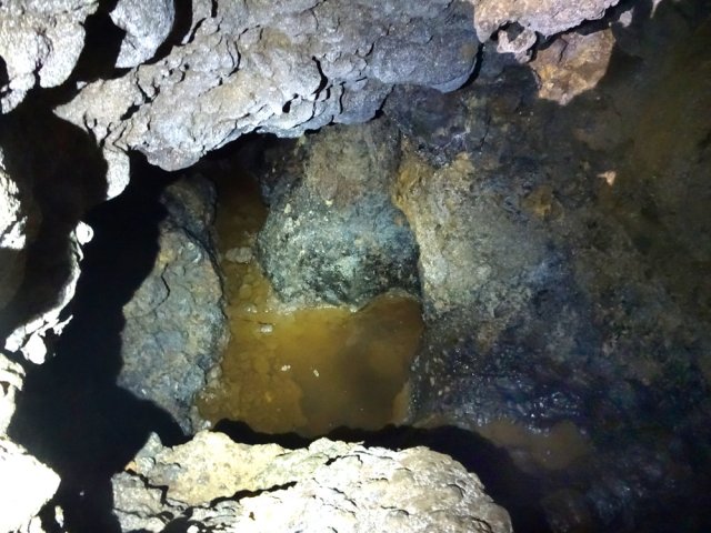 Les flaques montrent qu'il y a beaucoup d'eau par temps de pluie