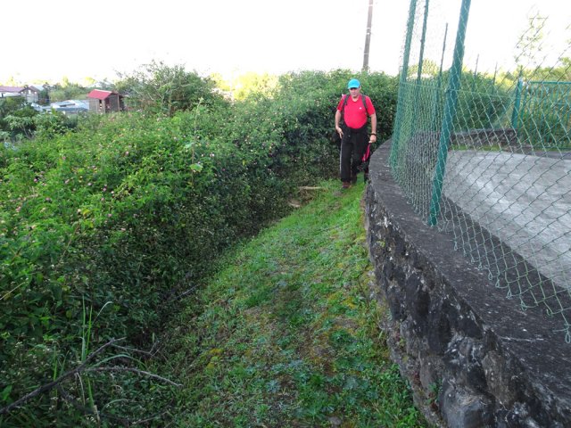 Contourner le château d'eau par la droite