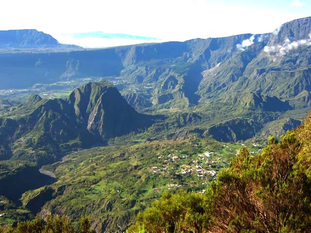 Le Piton d'Anchaing et Grand Îlet durant la montée