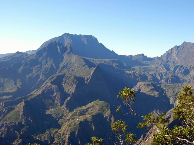 Une vue panoramique inhabituelle du Cirque de Mafate. Le Piton Calumet au centre
