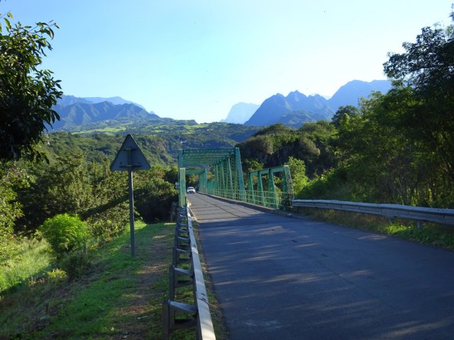 Traverser le pont en direction du chantier paysager